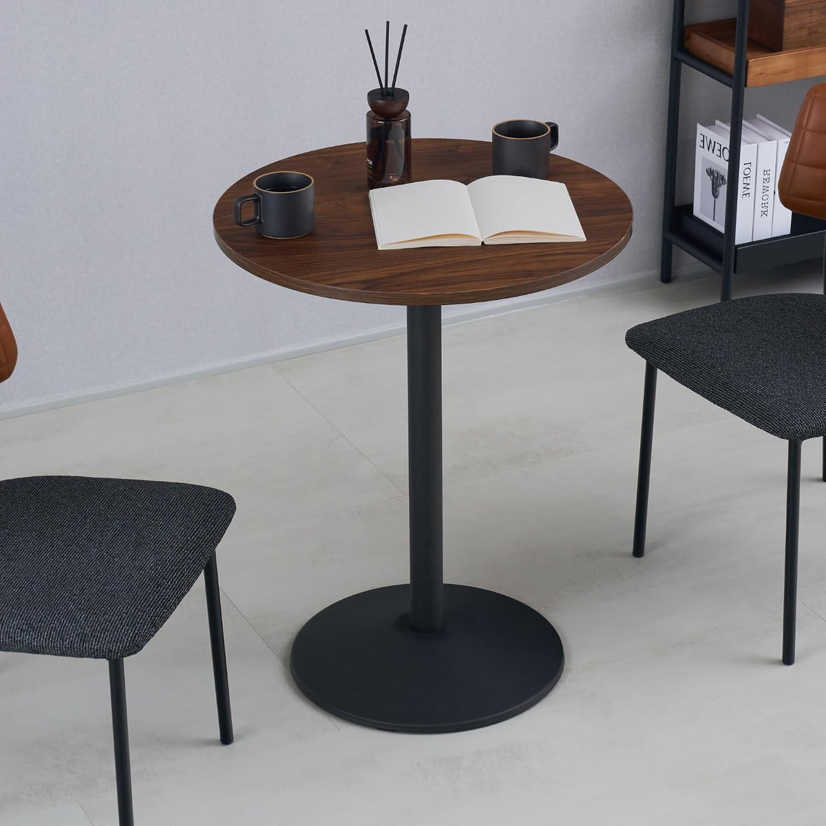 カフェテーブル 円形 直径60cm ダイニングテーブル 丸テーブル コーヒーテーブル ワークデスク 2人掛け 1本脚 食卓用 北欧 cocot (ブラ